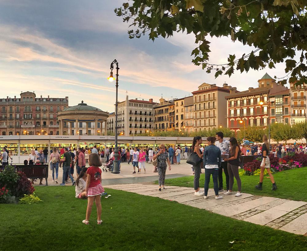 Plaza del Castillo con ambiente en primavera